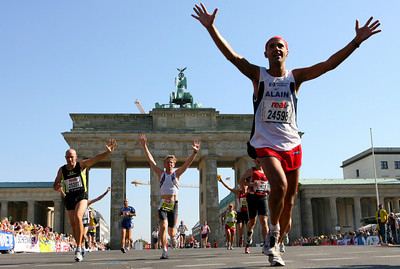 Berlin Maraton futók a Brandenburgi Kapunál