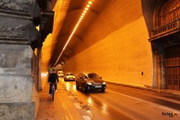kerékpáros és autók közlekednek a budavári alagútban