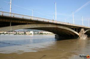 Margit híd a Duna magas vízállásánal Duna áradása