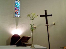 biblia virág és kereszt az oltáron