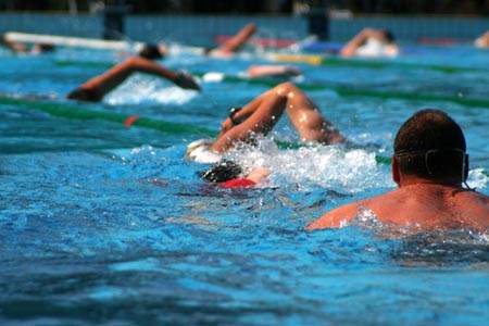 úszás a Margitszigeti Triatlon Hajós Alfréd Uszodában Széchy Tamás medence