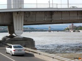 Az Erzsébet híd lábánál egy autó