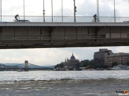 kerékpárosok a hídon