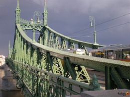 Szabadság híd Budapest viharfellegekkel