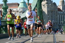 nemzetközi futóverseny Szabadság híd lelkes futó