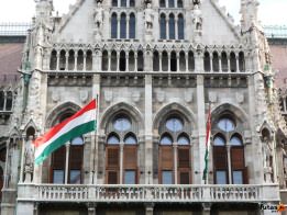 magyar zászlók az Országházon