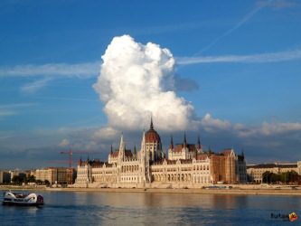 Parlament - a magyar Országház fehér felhővel a háttérben