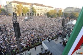Október 23 a Kossuth téren Orbán Viktor beszédét hallgatják
