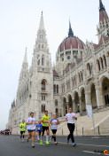 sok futó az Országház előtt félmaraton maraton futóverseny