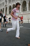 mezítláb mezítlábas futó kalapban fut az Országház előtt