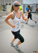 csinos nő futónő a maratoni váltón