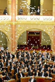 a Politika képviselői papírcetliket szórnak a kormánypárti sorokra az ülésterem felső páholyából az alaptörvény módosításának megszavazásakor az Országgyűlés plenáris ülésén
