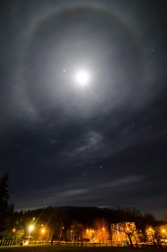 Hold gyűrűk a felhőkben lévő jégkristályokon visszaverődött és megtört fénysugarak okozzák