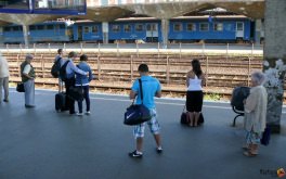 utasok várokoznak a vonatra a miskolci Tiszai pályaudvaron