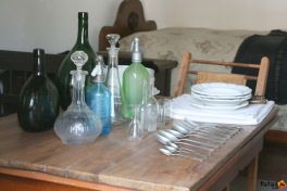 asztal üvegekkel kanalakkal tányérokkal