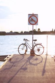 kerékpáros úszik tiltott helyen