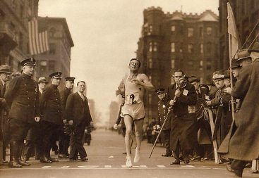 győztes a célban: Johny Kelley (1935) 