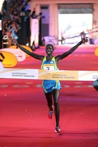 Wilson Kipsang a 2010-es Fraknfurt Maratonon befutója Festhalle a célban