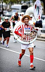 jelmezes maratonfutó a trombitás