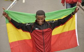 etióp férfi győztes ünnepel