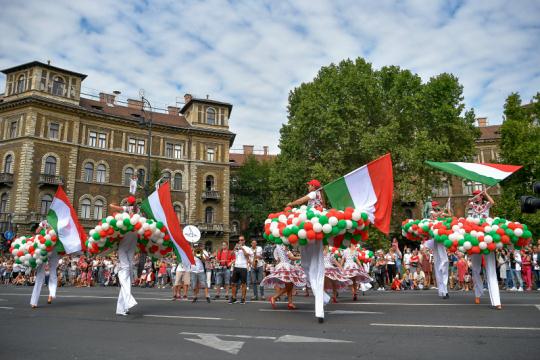 felvonulás az Andrássy úton piros fehér zöldben