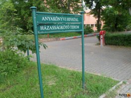 Anyakönyvi hivatal hátul a téren