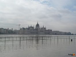  az országház és a Duna