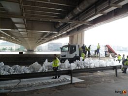rakják  a zsákokat az Erzsébet híd alatt árvízvédelem