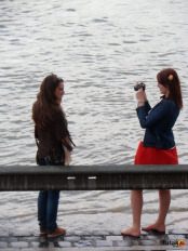 lányok fotózása katasztrófa turizmus a Dunánál