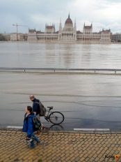 Országház és  a Duna magas vízállása