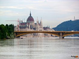 Országház a Margit híd és a Duna
