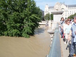 Lánchídon a Duna magas vízállása áradas és árvíz Budapesten
