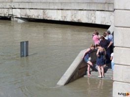 Lábmosás a Dunában magas vízállása áradas és árvíz Budapesten