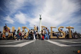 Budapest felirat a téren