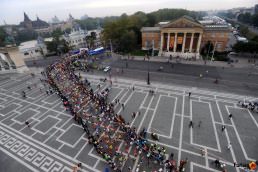 Hősök tere és a Műcsarnok valamint a Spar Budapest Maraton mezőnye a budapesti Hősök terén
