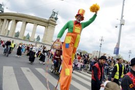 A cirkuszok világnapján tartott felvonulás Budapesten a Hősök terén