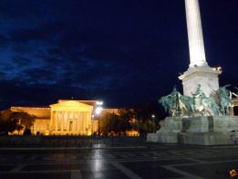 Hősök tere éjszaka, a Szépművészeti Múzeum