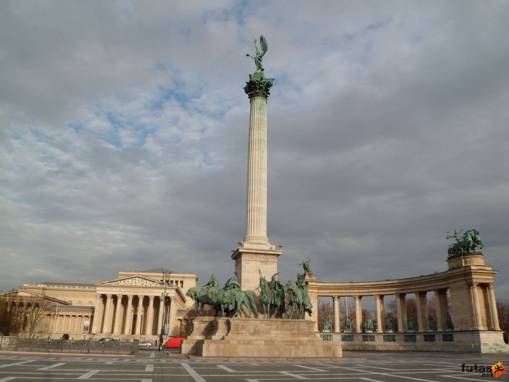 A Millenniumi emlékmű a Hősök terén és a háttérben a Szépművészeti múzeum