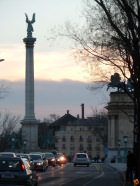 Este a  Millenniumi emlékmű a budapesti  Hősök terén