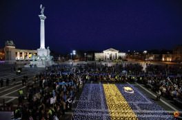 Mécsesekből kialakított székely zászló a székely szabadság napja alkalmából tartott demonstráción Budapesten, a Hősök terén 