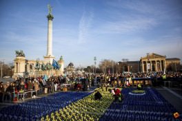 Székely zászlót formázó alakzatot készítenek mécsesekből a székely szabadság napja rendezvényen a Hősök terén