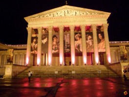 Hősök tere éjszaka, a Szépművészeti Múzeum