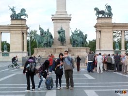 fényképek ellenőrzése a műemlék előtt