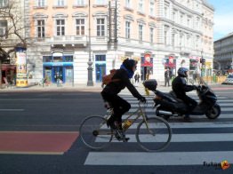 Kerékpáros az Andrássy úton át éppen az Oktogon gyalogos átkelőhelyén teker keresztül