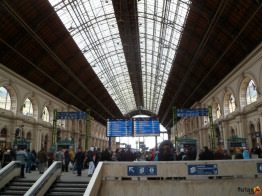 Keleti pályaudvar csarnoka gyalogos feljáró és a menetrend tábla
