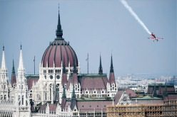 műrepülő repül az Országház előtt