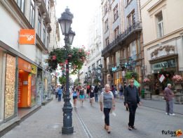 nyári kép a budapesti Váci utcáról virágokkal és utcai lámpával