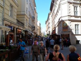 turisták a Váci utcán sétálnak