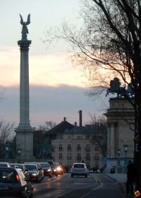 Hősök terének látképe a Városligetből