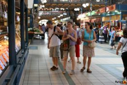 turisták és vásárlók a csarnok épületében